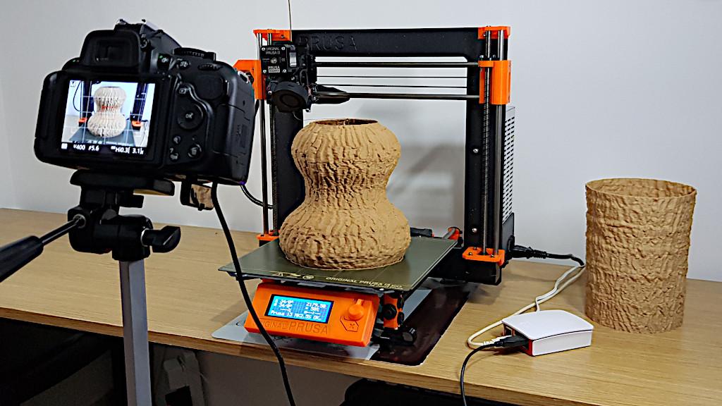 Timelapse setup - 3D printer, camera and two vases