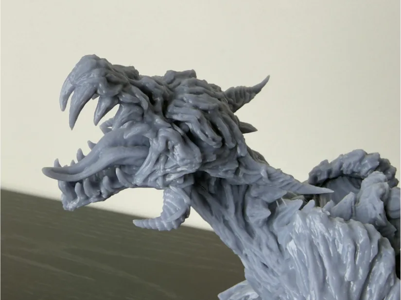 Close-up of Nerikson Famine Horseman mount head—open jaws, horns, and layered organic texture—unpainted gray resin print from Piocreat HALOT-X