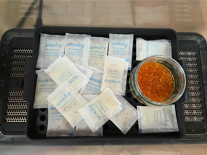 Wisedry silica gel desiccant packs and orange beads after drying inside a SUNLU E2 filament dryer