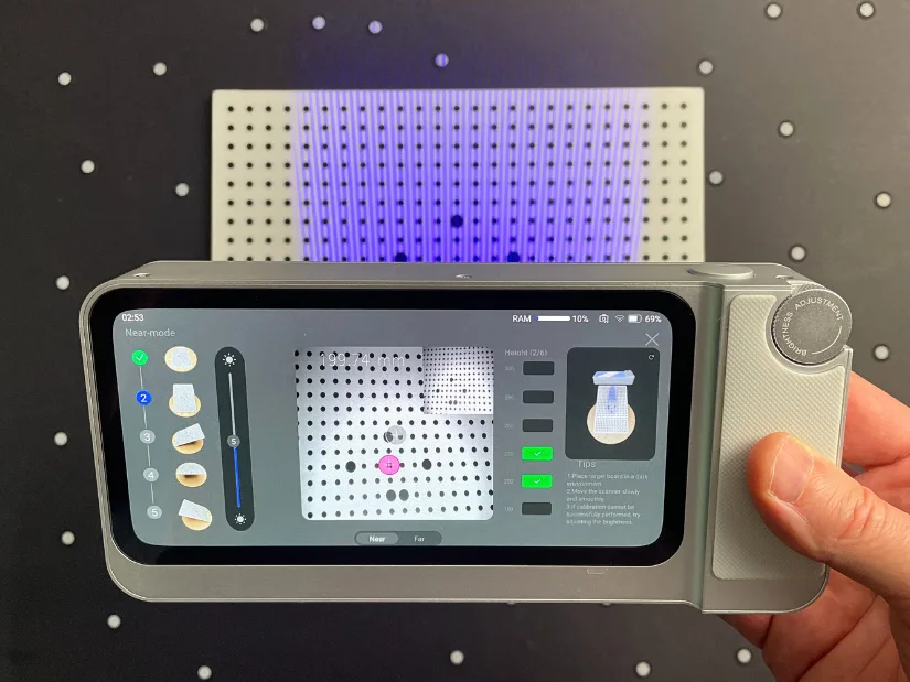 3DMakerpro Toucan handheld 3D scanner showing the calibration interface with calibration board alignment on screen