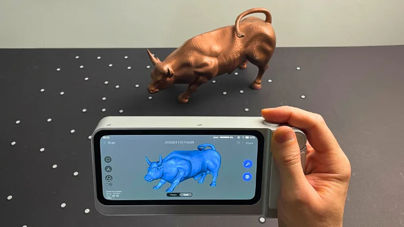 3DMakerpro Toucan handheld 3D scanner capturing a Charging Bull 3D printed model with the scan result shown on the device screen