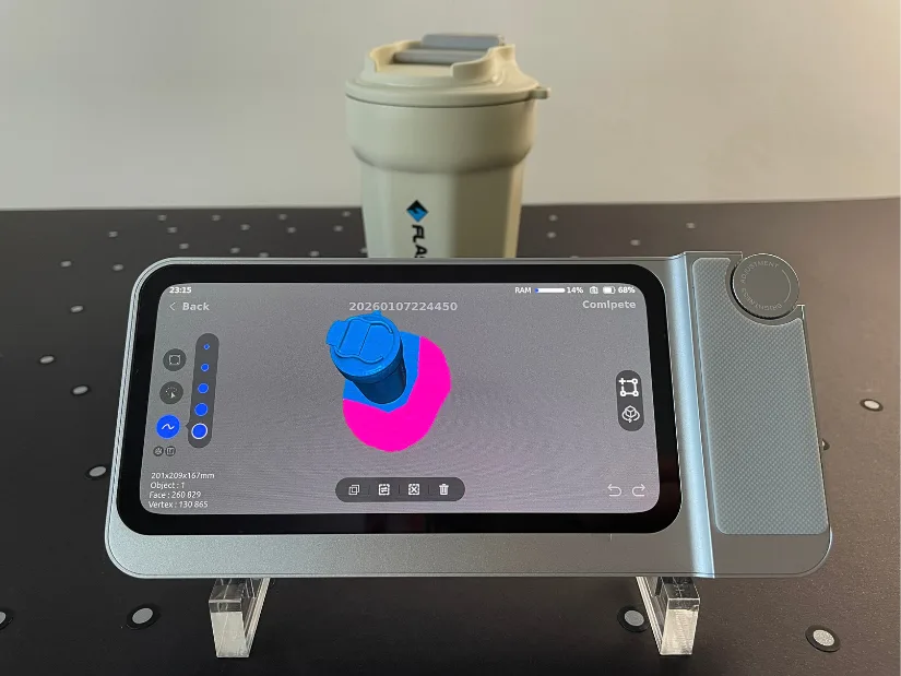 3DMakerpro Toucan handheld 3D scanner showing a selected area highlighted for cleanup directly on the touchscreen