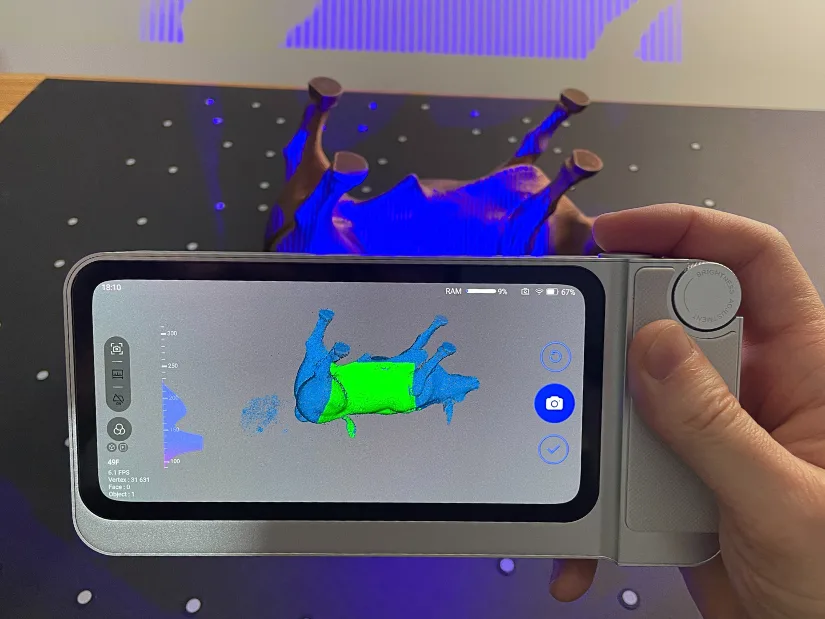 3DMakerpro Toucan handheld 3D scanner capturing a Charging Bull model in Single Shot mode