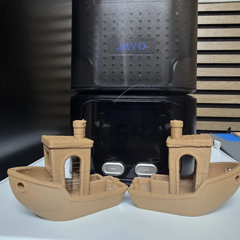 Wood PLA Benchy comparison showing results before and after drying. Right models has visible oozing and strings