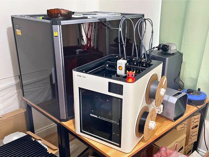 U1 next to Snapmaker Artisan showing size comparison.