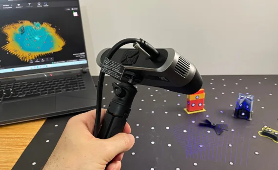 Revopoint POP 4 scanning a black broken propeller with blue laser lines