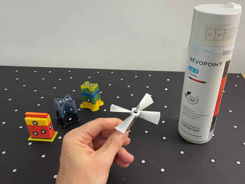 White-sprayed black propeller prepared for Revopoint POP 4 scanning with marker blocks