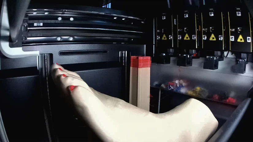 3D printed foot scan with red nails printed on Snapmaker U1