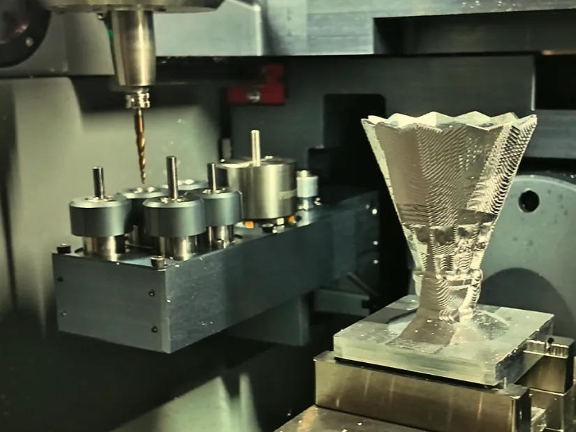 InfiMaker K1 automatic tool changer and CNC machining process inside the enclosed machine
