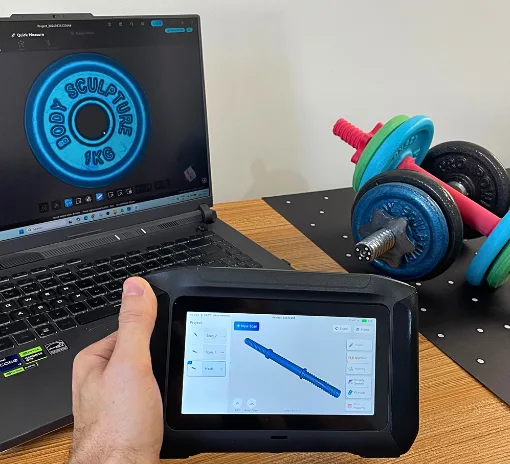 Creality Sermoon P1 standalone 3D scanner used to replicate an adjustable dumbbell set, showing the scanner, CrealityScan software, and completed 3D printed parts.