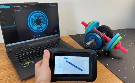 Creality Sermoon P1 standalone 3D scanner used to replicate an adjustable dumbbell set, showing the scanner, CrealityScan software, and completed 3D printed parts.