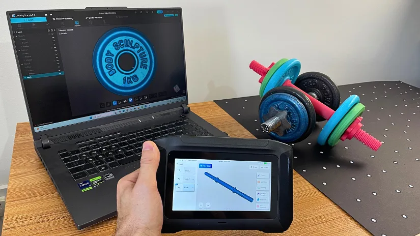 Creality Sermoon P1 standalone 3D scanner used to replicate an adjustable dumbbell set, showing the scanner, CrealityScan software, and completed 3D printed parts.