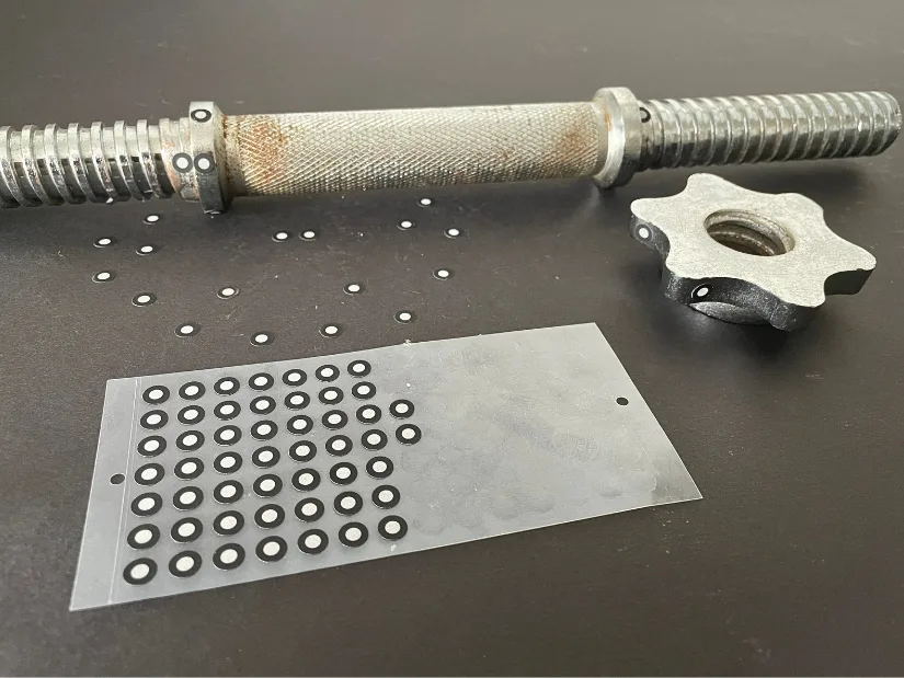 Marker placement on a metal dumbbell handle and spinlock before scanning for manual marker alignment in CrealityScan.