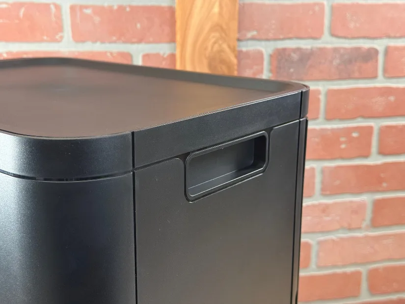 Integrated handle on the Sunlu x Inslogic i10 filament dehumidifying cabinet