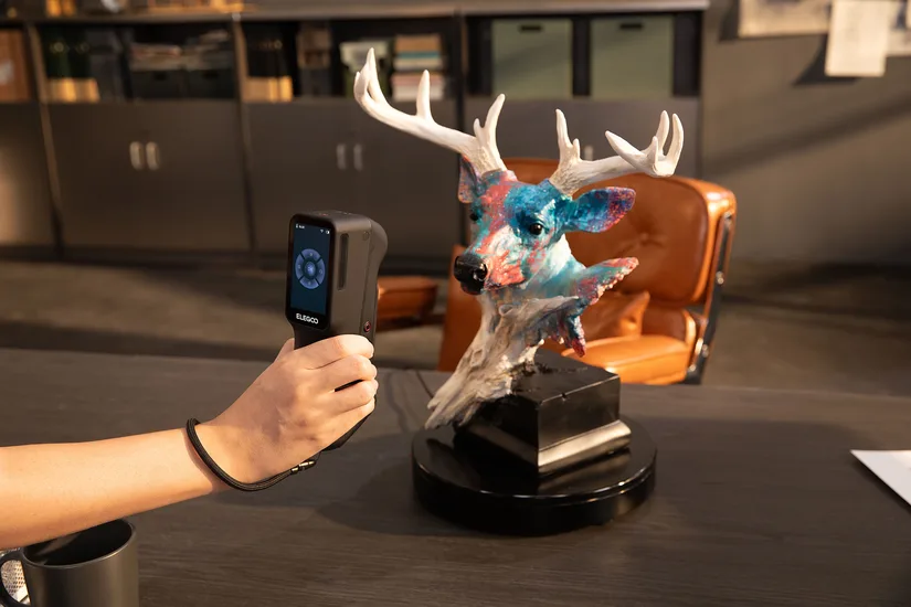 ELEGOO M1 Ultra scanning a colorful deer sculpture ELEGOO M1 Ultra scanning a colorful deer sculpture